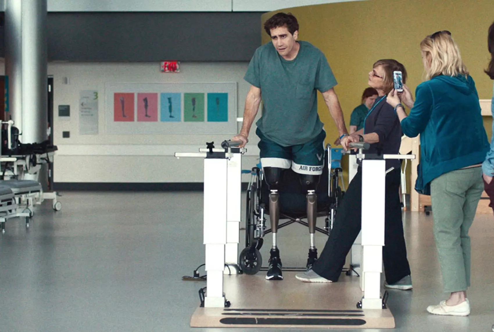 جیلنهال در نقش فردی که دو پایش را از دست داده درحال تلاش برای راه رفتن مجدد در مرکز درمانی