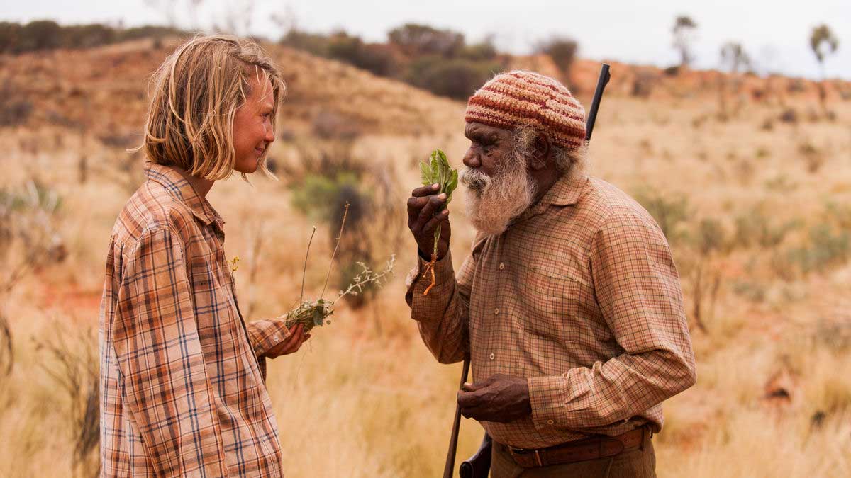 پیرمرد رنگین پوست و دختر مسافر در فیلم Tracks، محصول سال ۲۰۱۳ میلادی
