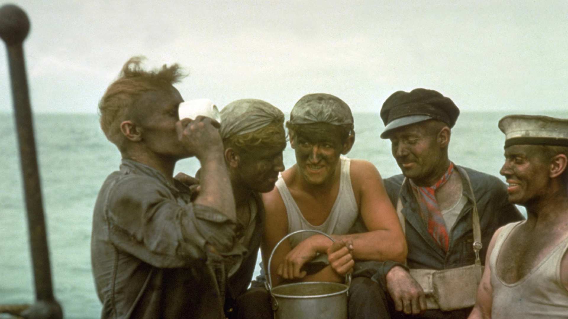 سربازان سریال World War II in Colour در حال آب خوردن و خندیدن