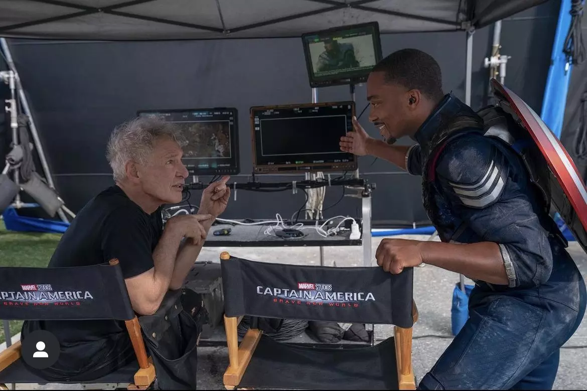 آنتونی مکی در نقش کاپیتان آمریکا و هریسون فورد در نقش رئیس جمهور تاندربولت راس در پشت صحنه فیلم کاپیتان آمریکا: دنیای جدید شجاع