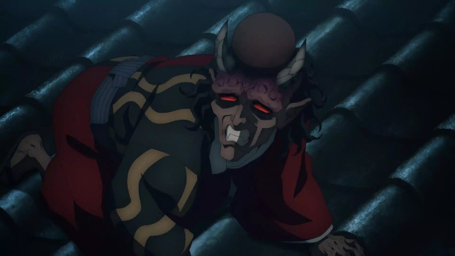Hantengo sur le toit avec deux cornes sur la tête et les yeux rouges dans l'anime Demon Slayer