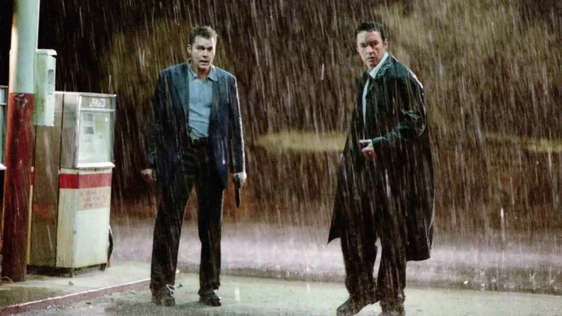 جان کیوسک و ری لیوتا زیر باران در فیلم identity