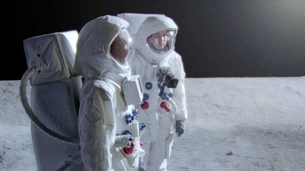 فضانوردها با لباس فضانوردی در فیلم Moonshot که به ماموریت آپولو ۱۱ می‌پردازد