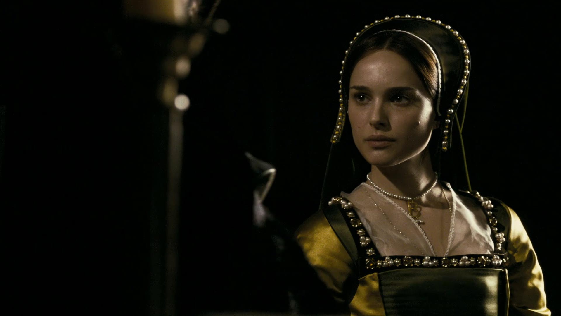 ناتالی پورتمن در لباس قدیمی زنان دوران پادشاهی انگلستان در فیلم دختر دیگر بولین در نقش آن بولین