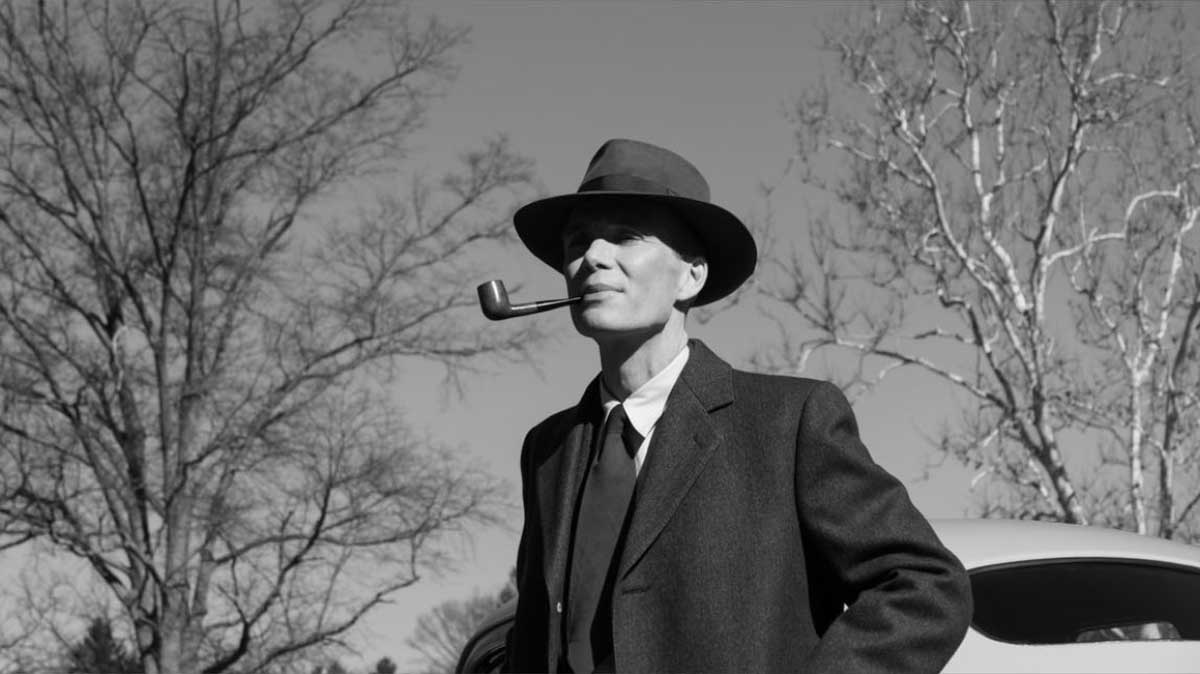 تصویر سیاه و سفید کیلین مورفی در نقش جولیوس رابرت اوپنهایمر، پدر بمب اتم در فیلم Oppenheimer کریستوفر نولان
