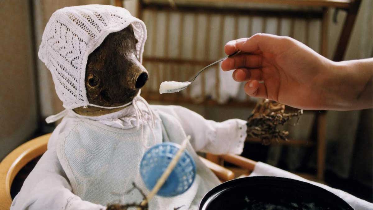 غذا دادن به نوزاد چوبی در فیلم Otesánek