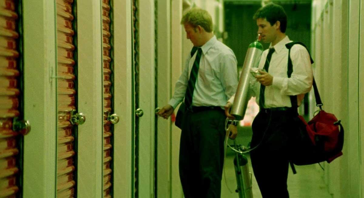 دو مرد با پیراهن و کراوات سفید در فیلم سفر در زمان پرایمر