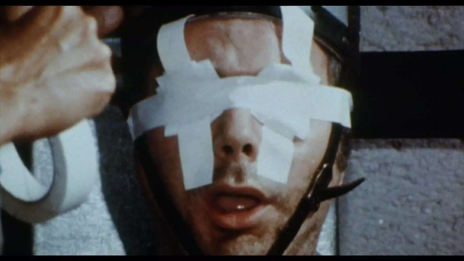 نمایش اعدام یک زندانی با صندلی الکتریکی در فیلم چهره های مرگ
