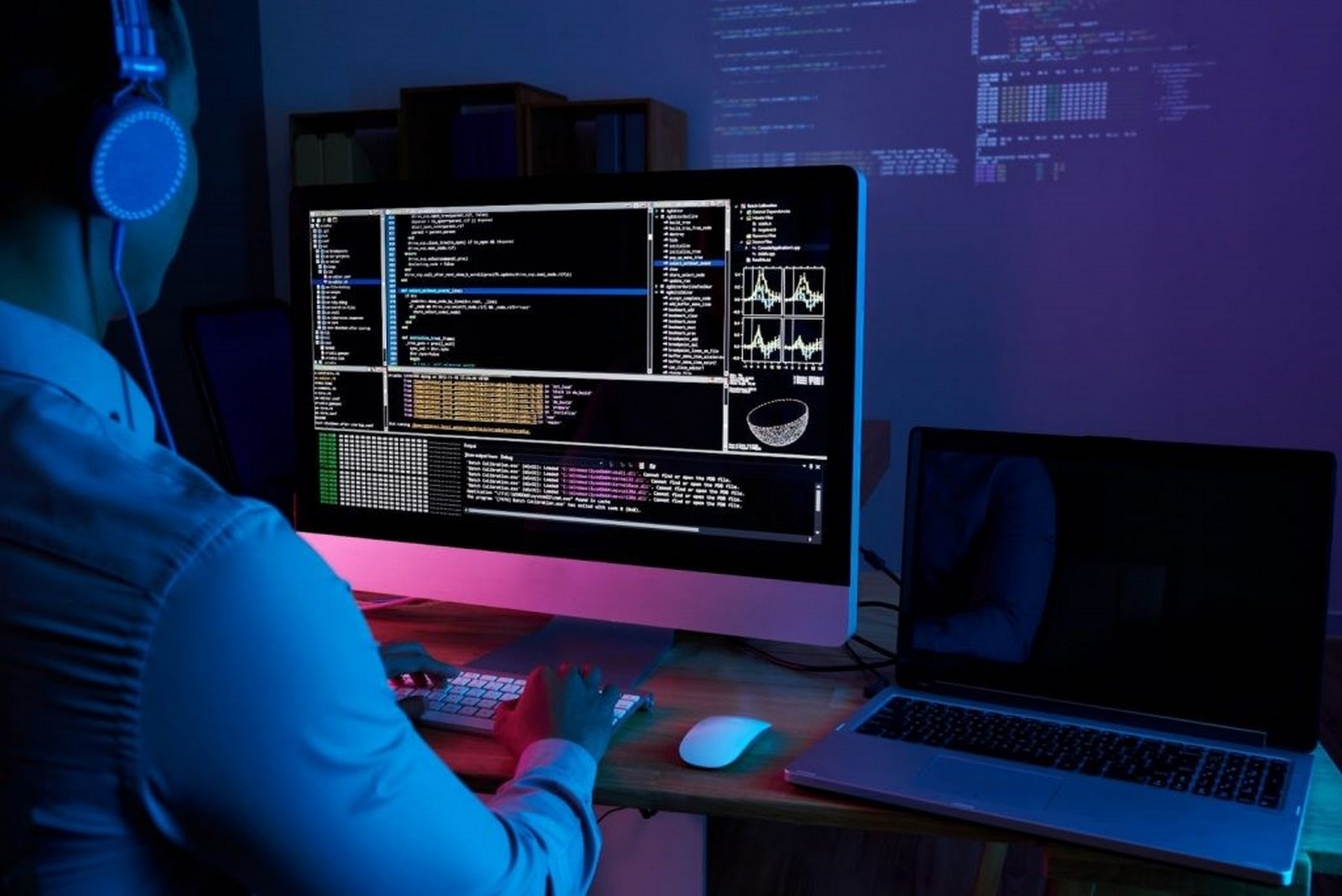 تصویری از یک متخصص کدنویسی در یک اتاق تاریک