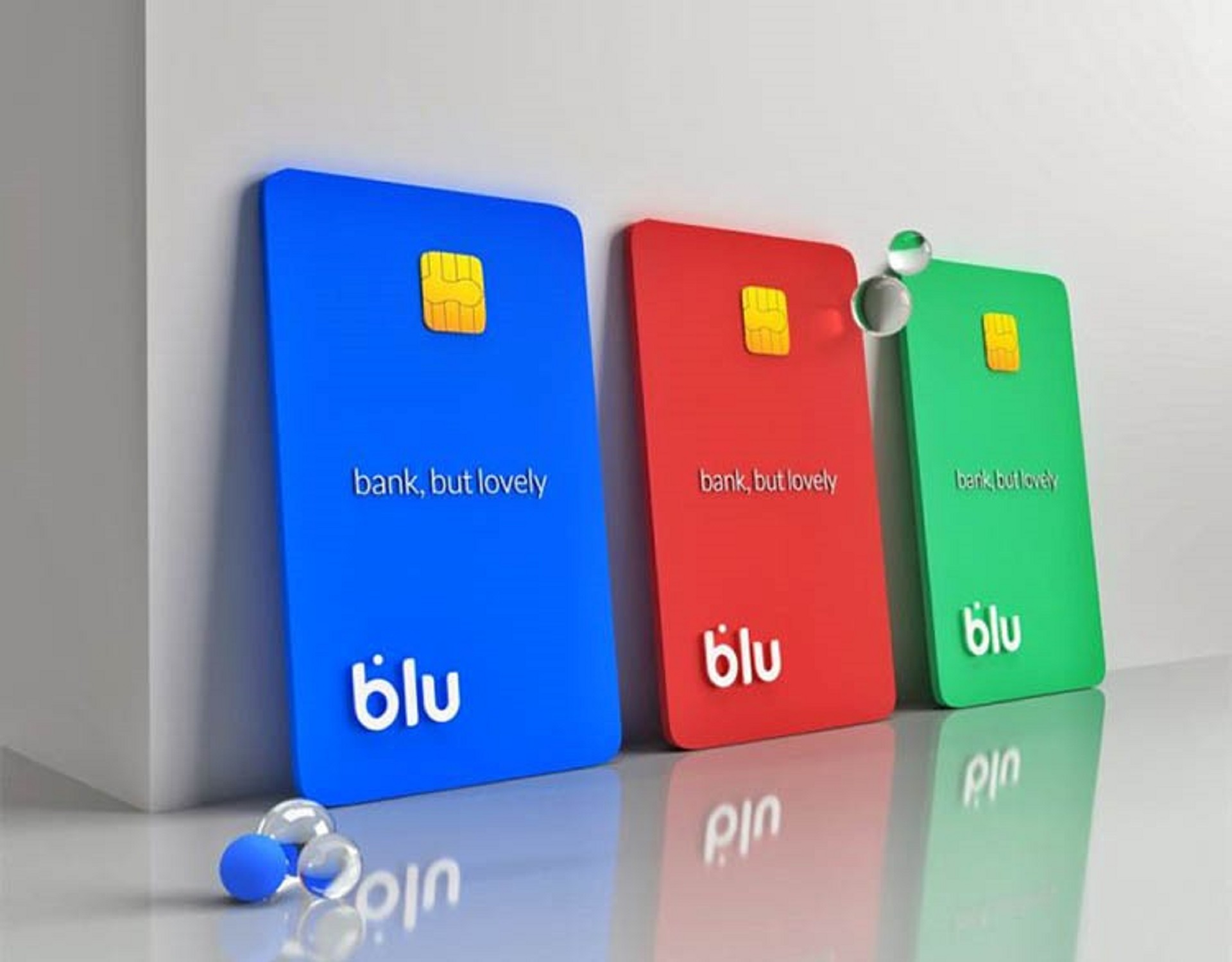 تصویر سه نوع کارت مختلف در تبلیغات برای بانک آبی