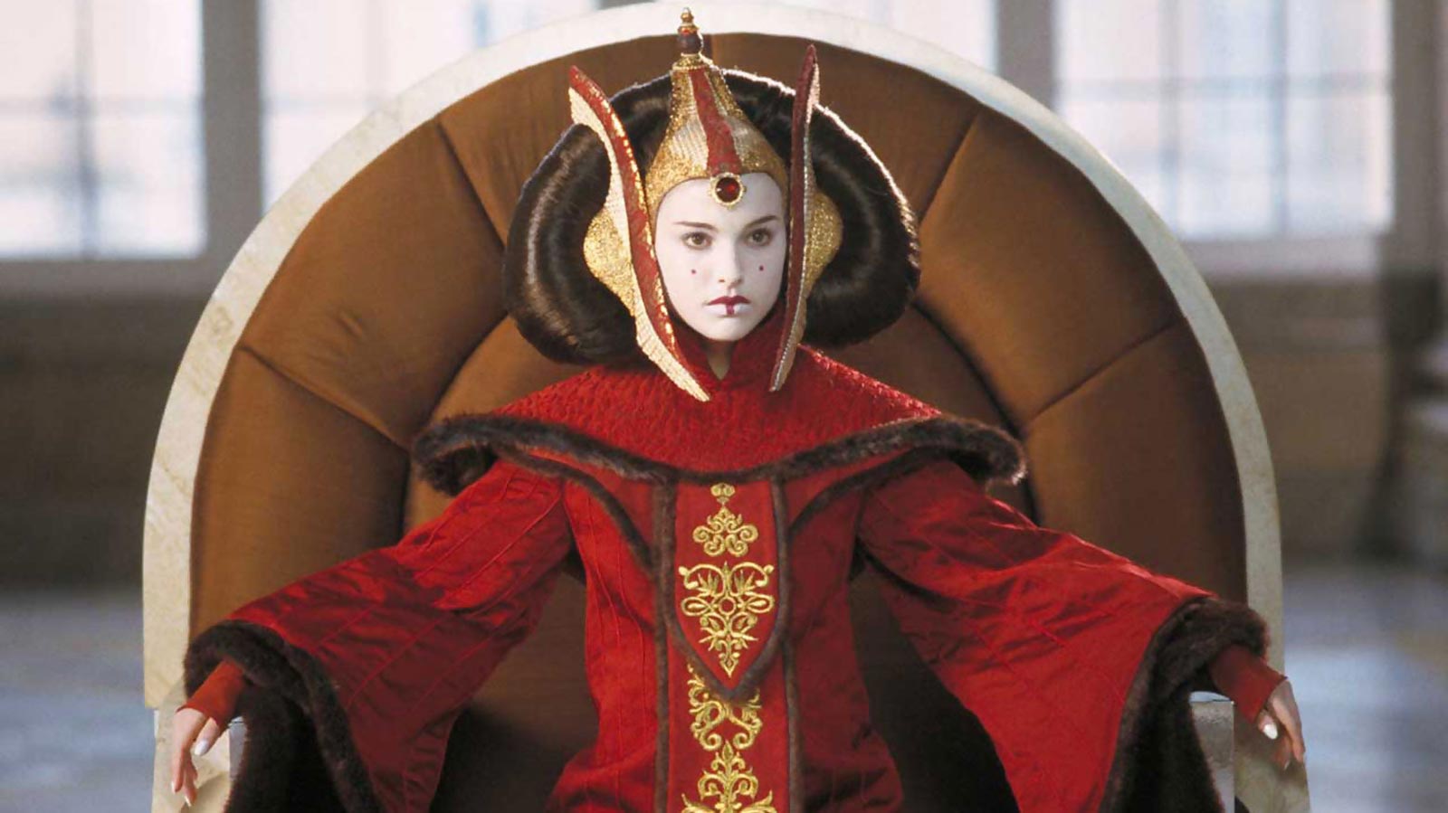 ناتالی پورتمن در نقش ملکه پادمه آمیدالا در روپوش قرمز با آرایش خاص چهره در فیلم تهدید شبح