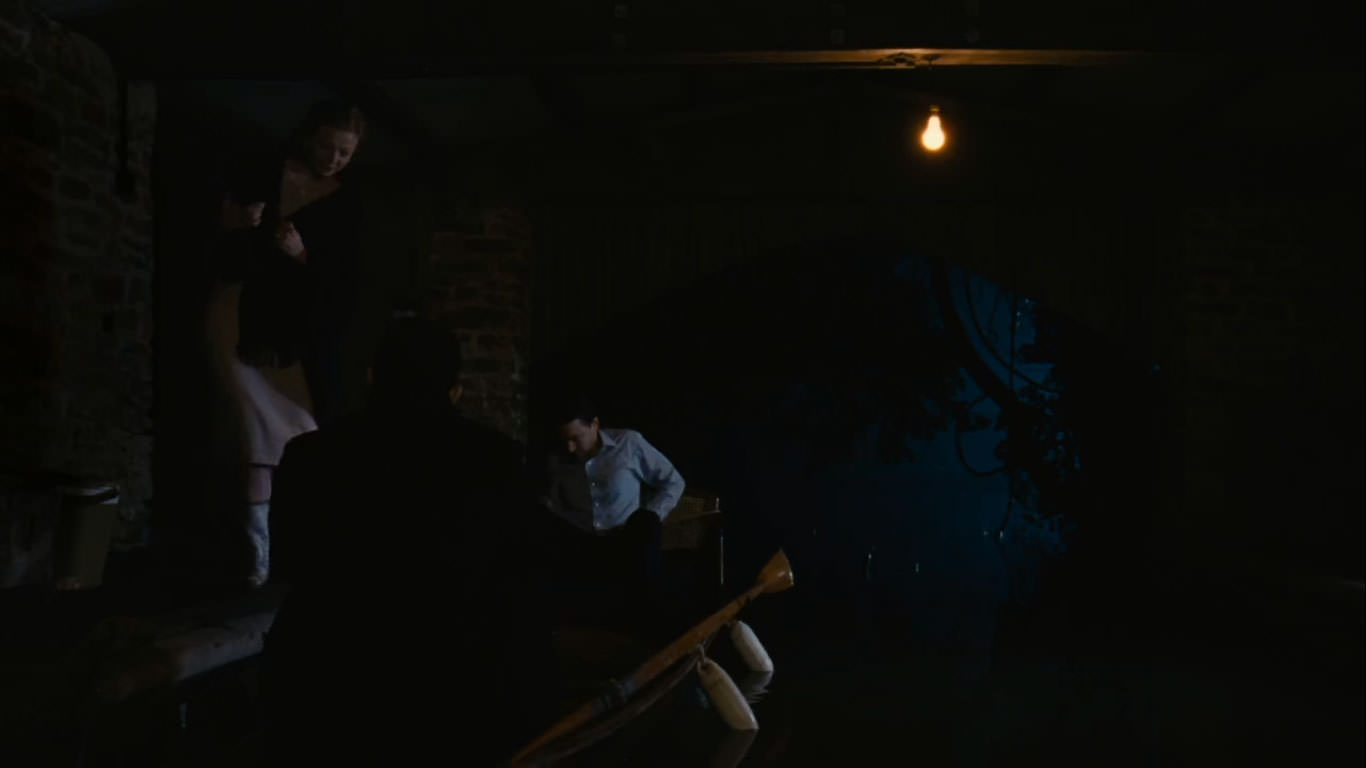 سارا اسنوک کنار یک قایق که در رودی زیر یک پل قرار دارد و داخل آن کیرن کالکین و جرمی استرانگ نشسته‌اند در نمایی از سریال وراثت