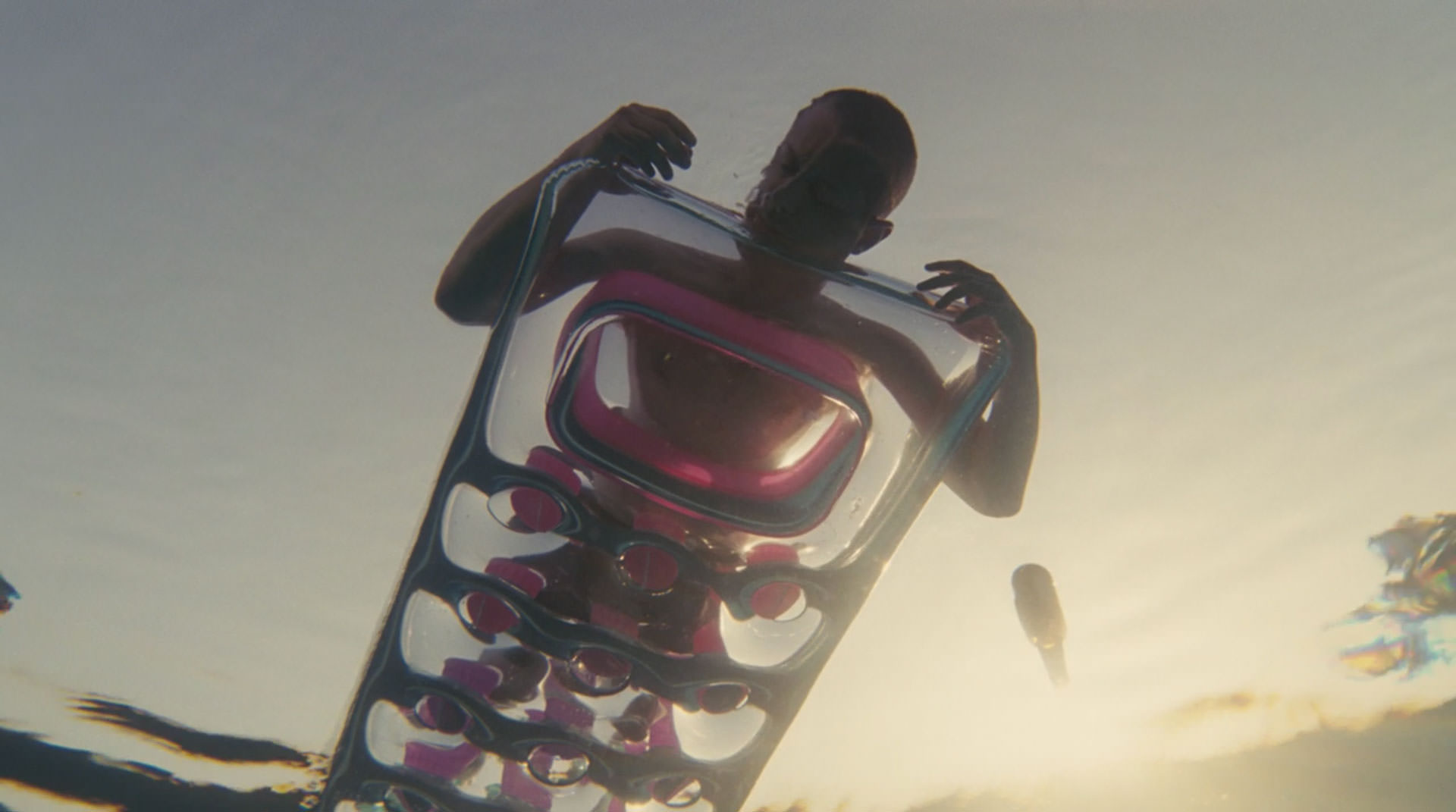جرمی استرانگ خوابیده روی یک شناور بادی روی آب استخر در نمایی از سریال وراثت