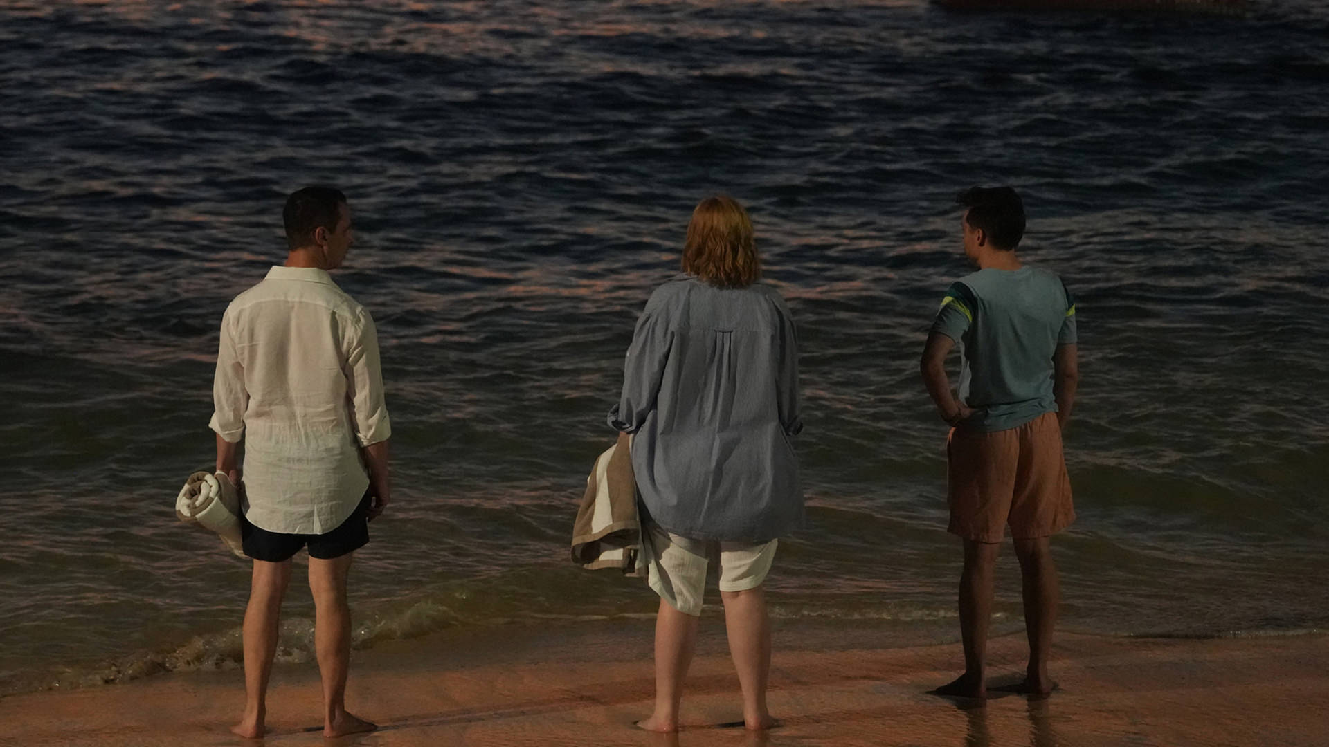 کندل، شیو و رومن در ساحل ایستاده‌اند سریال وراثت