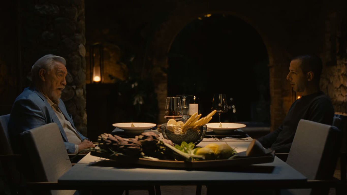 جرمی استرانگ نشسته مقابل برایان کاکس پشت میز شام در نمایی از سریال وراثت