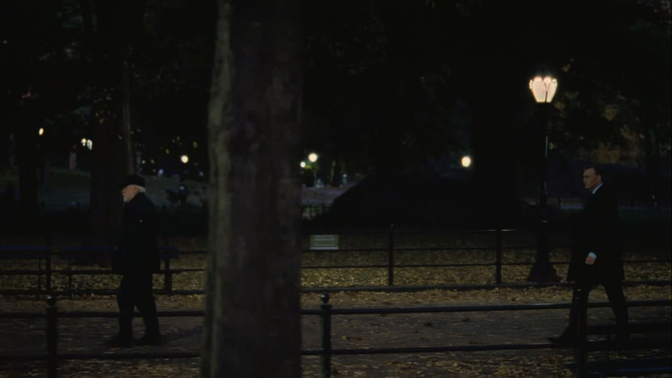 برایان کاکس در حال قدم زدن در پارک در سریال وراثت