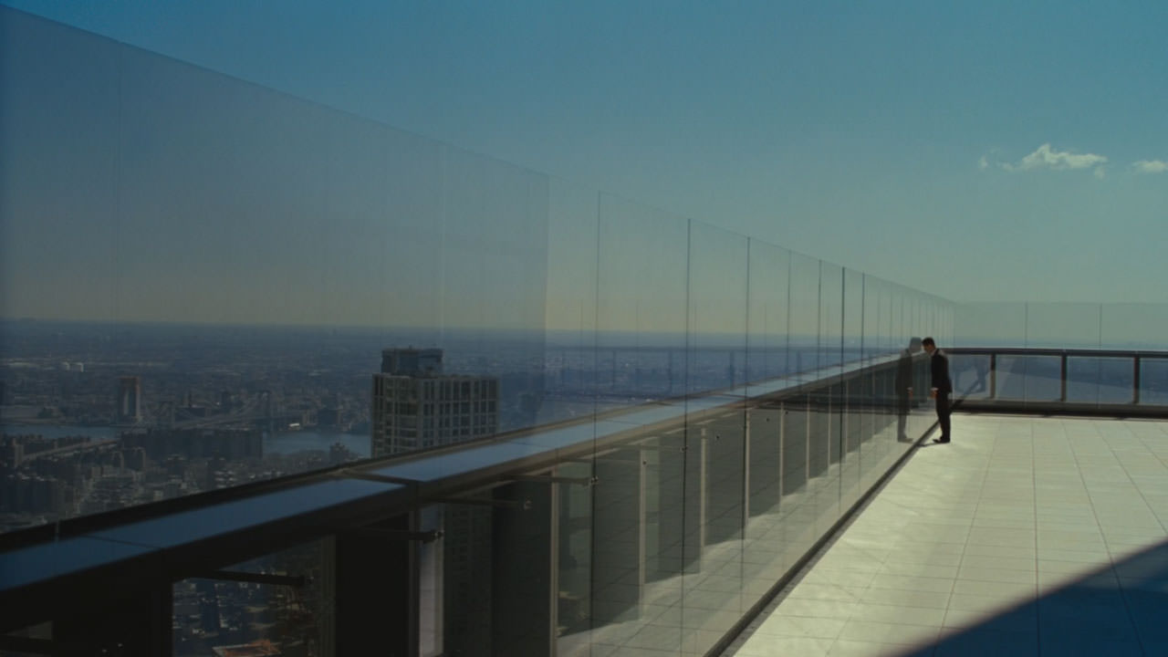 جرمی استرانگ در نقش کندال روی ایستاده مقابل شیشه‌های محافظ روی سقف یک آسمان‌خراش در نیویورک در نمایی از سریال وراثت