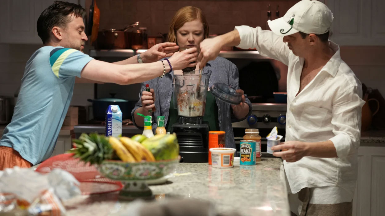 کیرن کالکین، جرمی استرانگ و سارا اسنوک در حال درست کردن یک معجون داخل آشپزخانه در نمایی از سریال وراثت