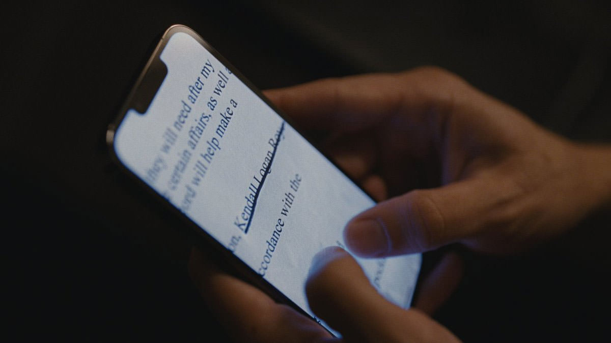 تصویری از یک برگه‌ی کاغذ داخل یک گوشی تلفن همراه در نمایی از سریال وراثت