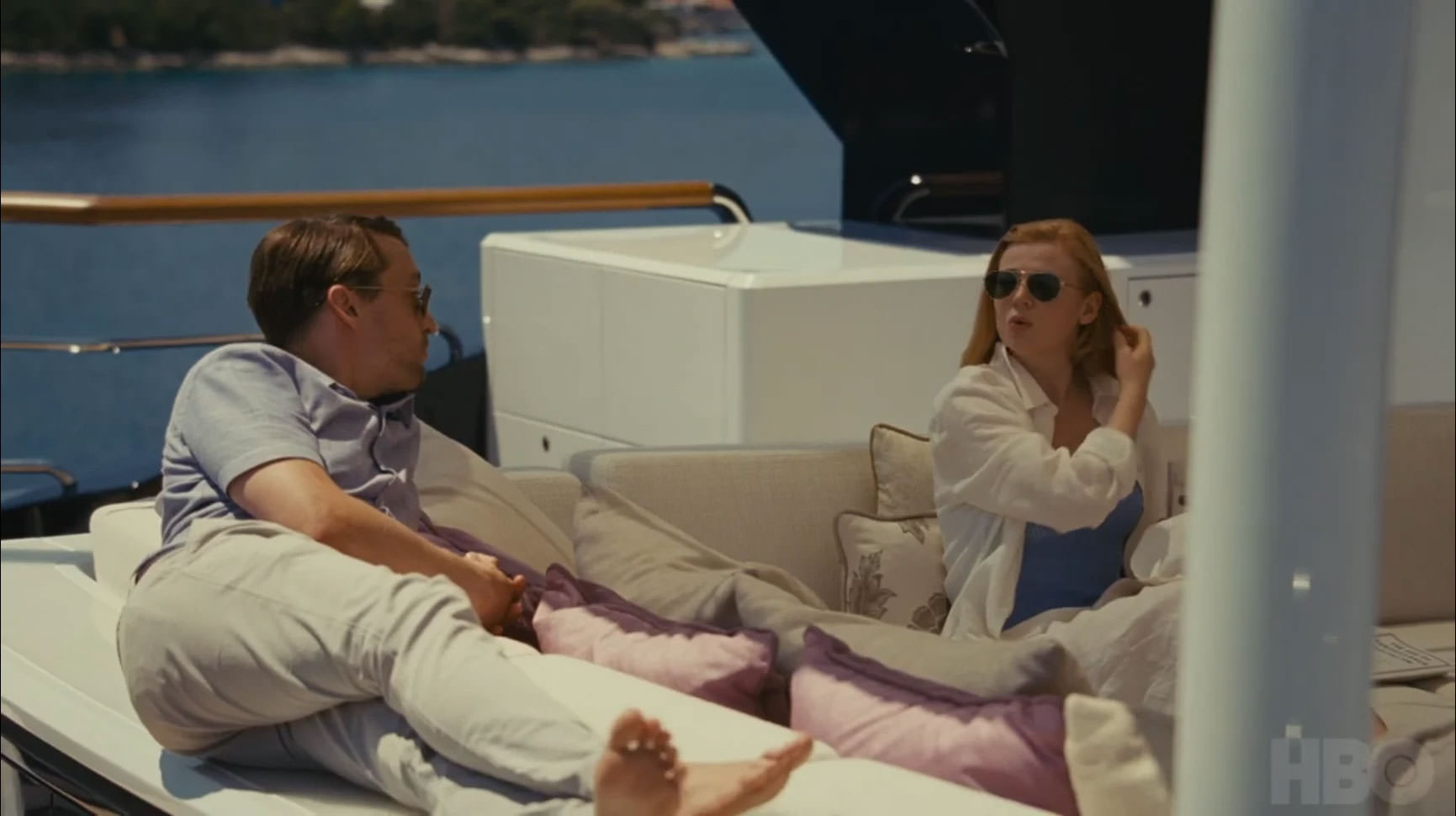 کیرن کالکین دراز کشیده کنار سارا اسنوک روی یک قایق تفریحی در نمایی از سریال وراثت
