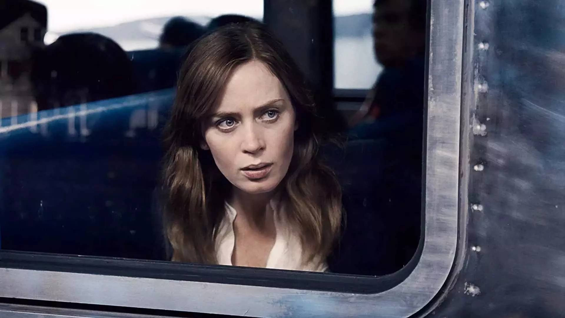 امیلی بلانت در قطار در فیلم The Girl on the Train
