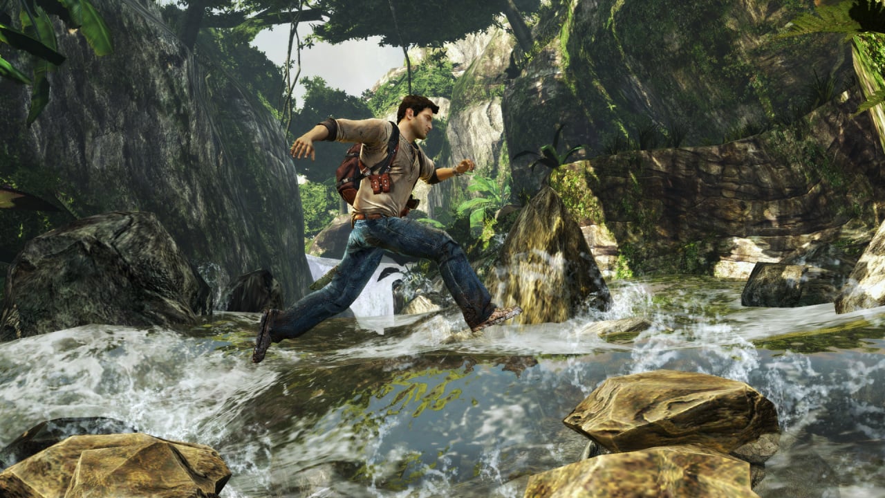 نیتن دریک در حال گذر از رودخانه در بازی Uncharted: Golden Abyss