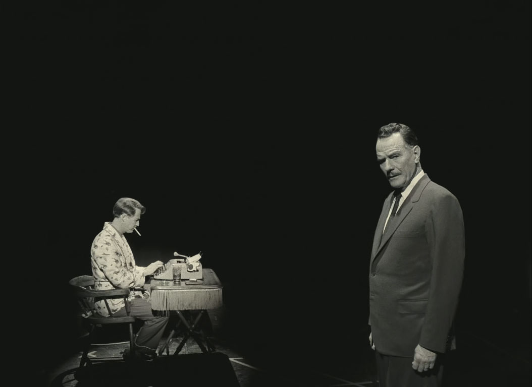 برایان کرانستون در کنار ادوارد نورتون که در حال تایپ با ماشین تایپ است در نمایی سیاه و سفید از فیلم استروید سیتی به کارگردانی وس اندرسون