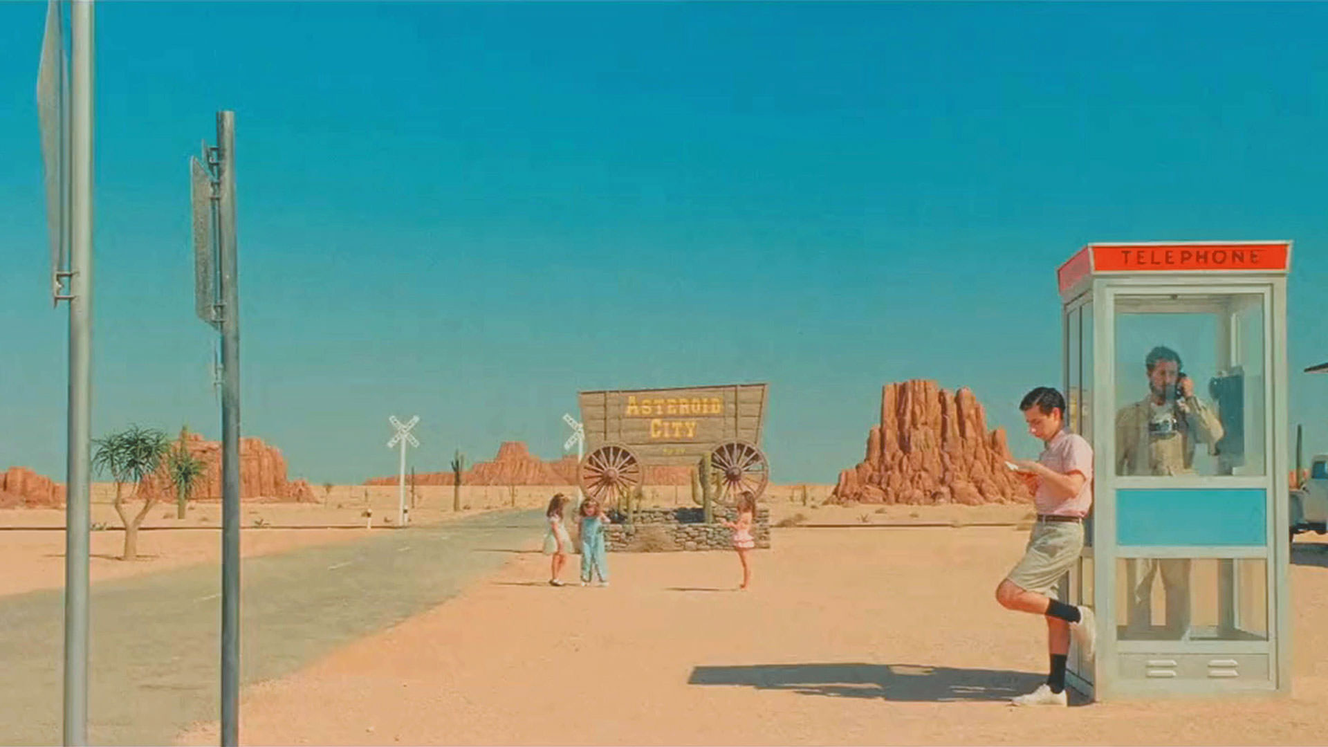 یک باجه‌‌ی تلفن وسط یک بیابان در نمایی از فیلم استروید سیتی به کارگردانی وس اندرسون