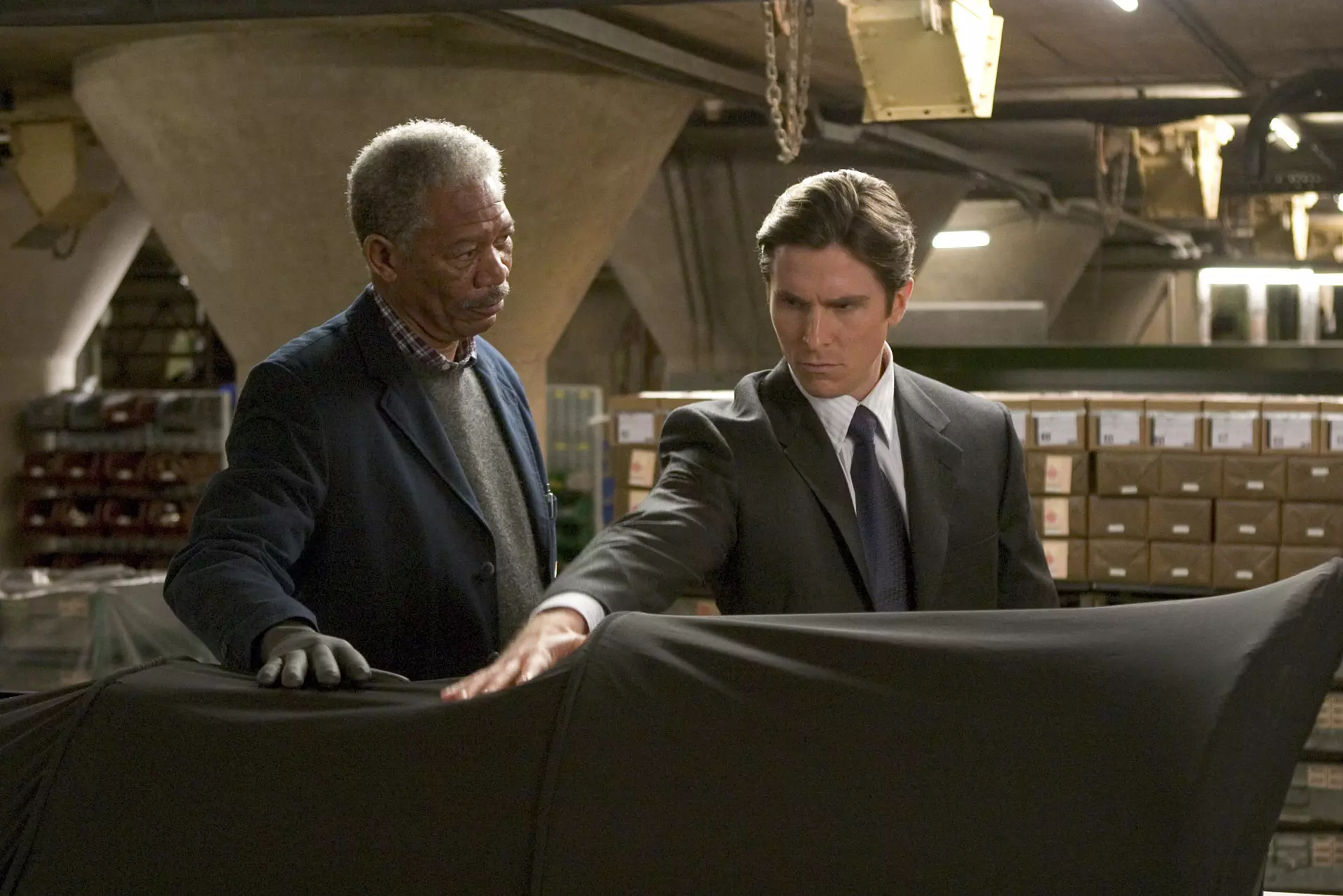 مورگان فریمن در نقش لوسیوس فاکس درکنار کریستین بیل در نقش بروس وین در فیلم بتمن