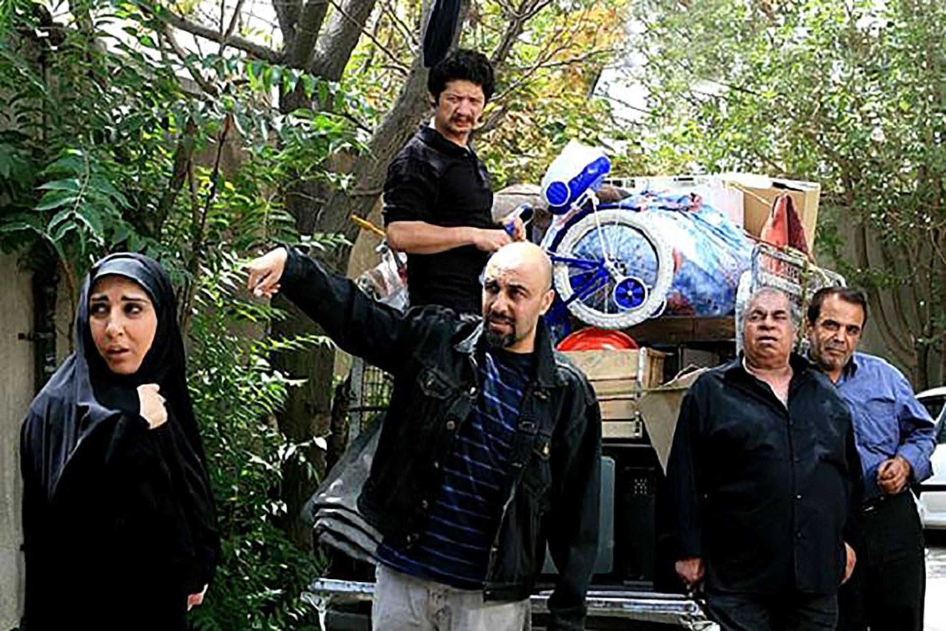 رضا عطاران، علی صادقی و مرجانه گلچین در حال نگاه به دور دست سریال بزنگاه