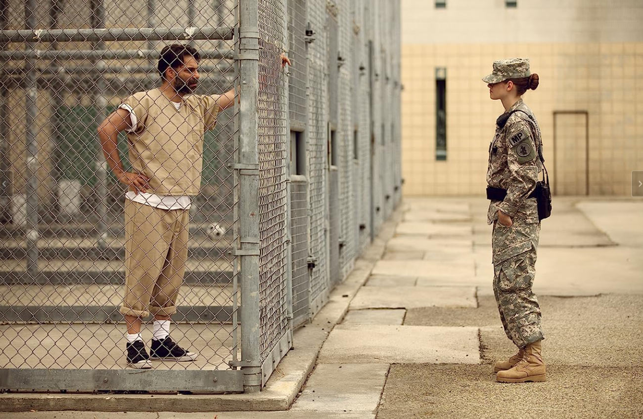 پیمان معادی در نقش زندانی و کریستن استوارت در نقش نگهبان اردوگاه گوانتانامو در فیلم کمپ ایکس ری