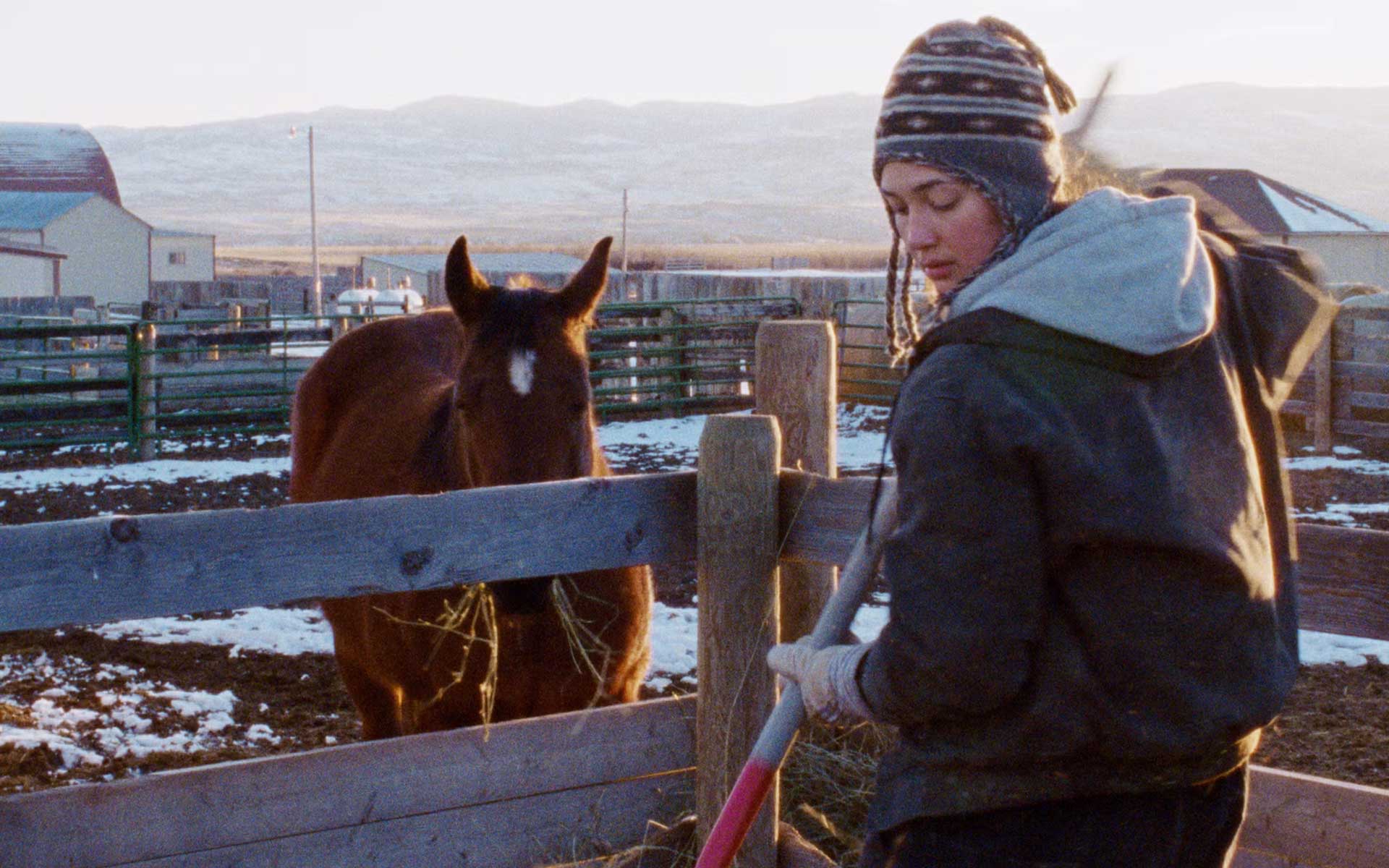 لیلی گلداستون در کنار یک اسب در فیلم Certain Women، محصول سال ۲۰۱۶ میلادی