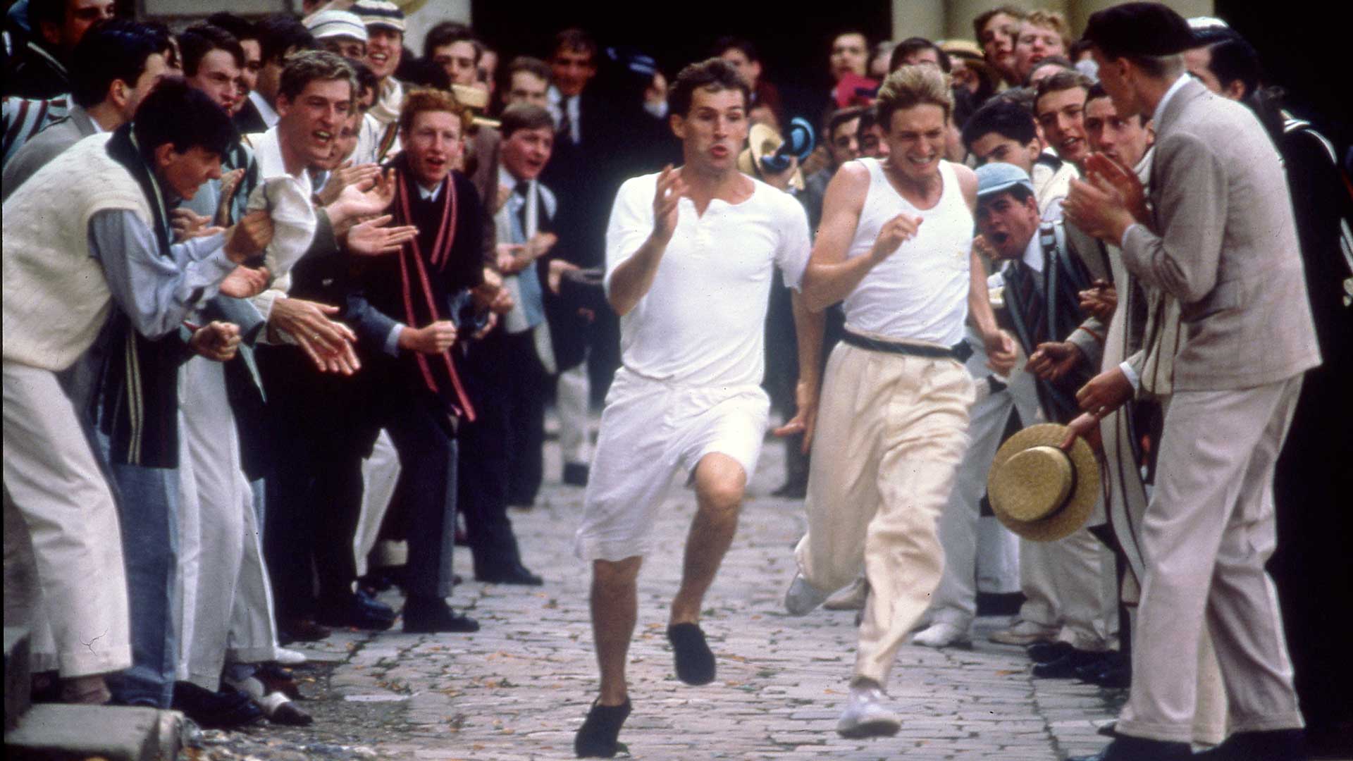 دویدن پسرها با لباس سفید بین مردم در فیلم Chariots of Fire (ارابه های آتش)
