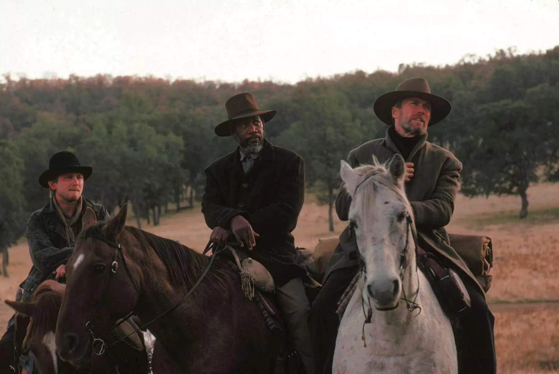 کلینت ایستوود و مورگان فریمن سوار بر اسب در نقش دو هفت تیر کش سابق در فیلم نابخشوده