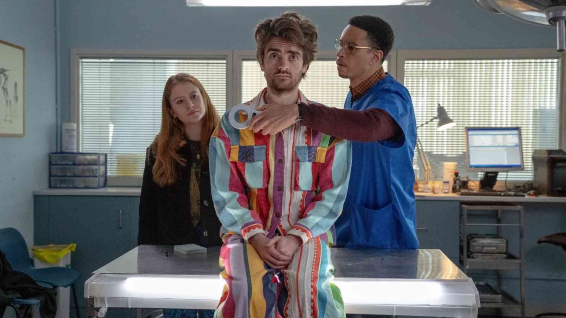 جن و دوستش در مطب دکتر در سریال Extraordinary
