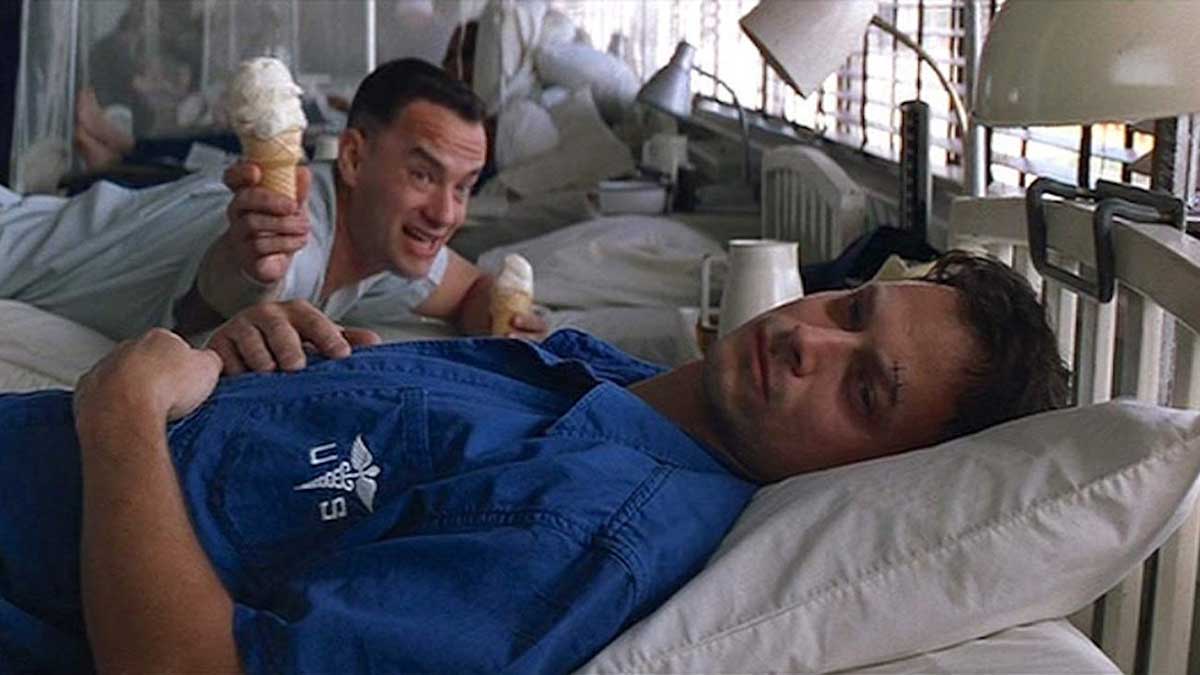 مهربانی فارست گامپ با پیشنهاد کردن بستنی قیفی به مرد روی تخت در فیلم Forrest Gump، محصول سال ۱۹۹۴ میلادی به کارگردانی رابرت زمکیس با بازی تام هنکس