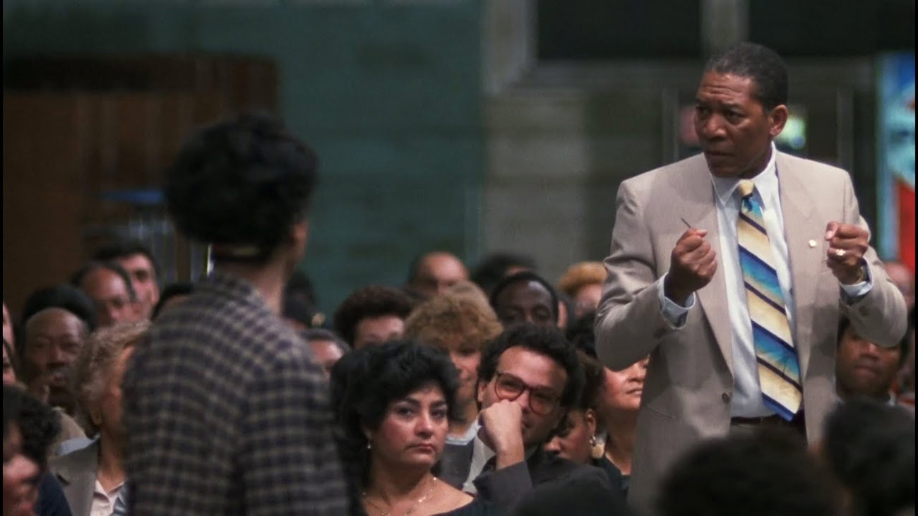 فریمن در نقش جو کلارک مدیر مدرسه در فیلم به من تکیه کن در کنار والدین