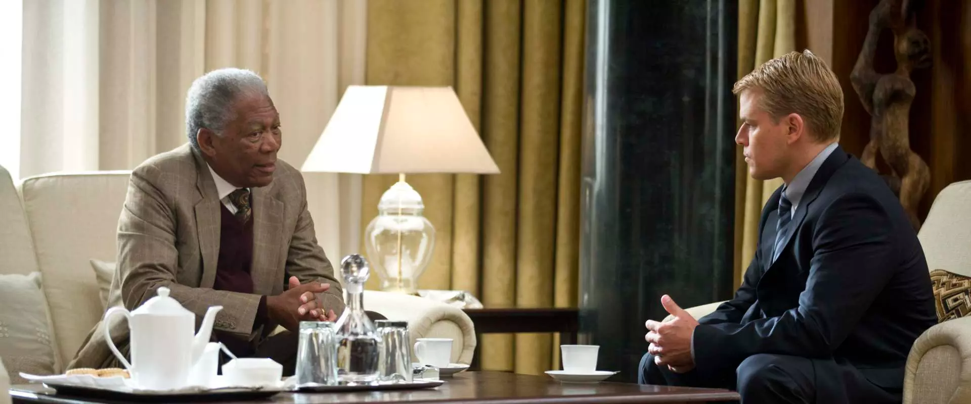 مت دیمون و مورگان فریمن در فیلم شکست ناپذیر-فریمن در نقش نلسون ماندلا