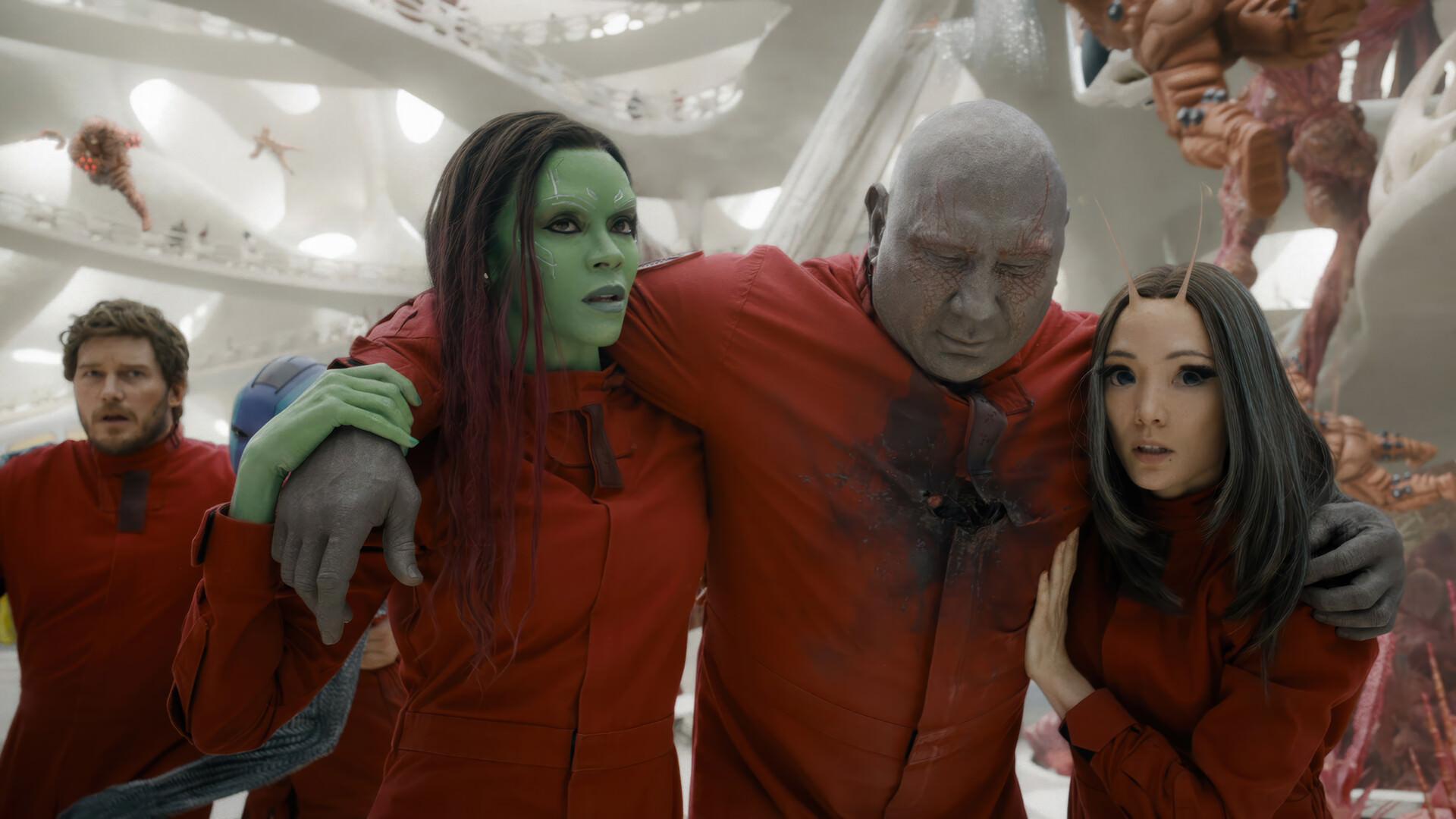 آخوندک و گامورا در حال حمل درکس مجروح در فیلم Guardians of the Galaxy Vol.  3 