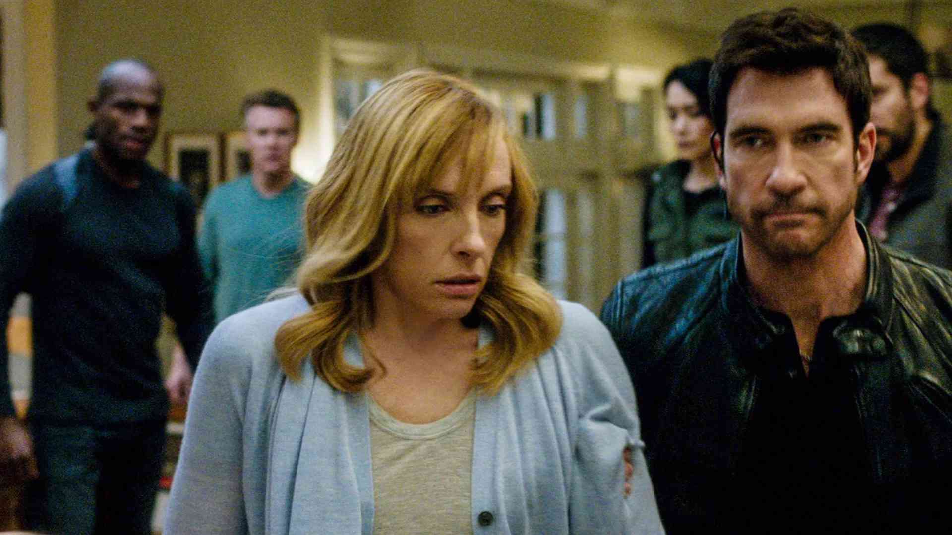 تونی کولت و دیلان مک‌درموت در سریال Hostages