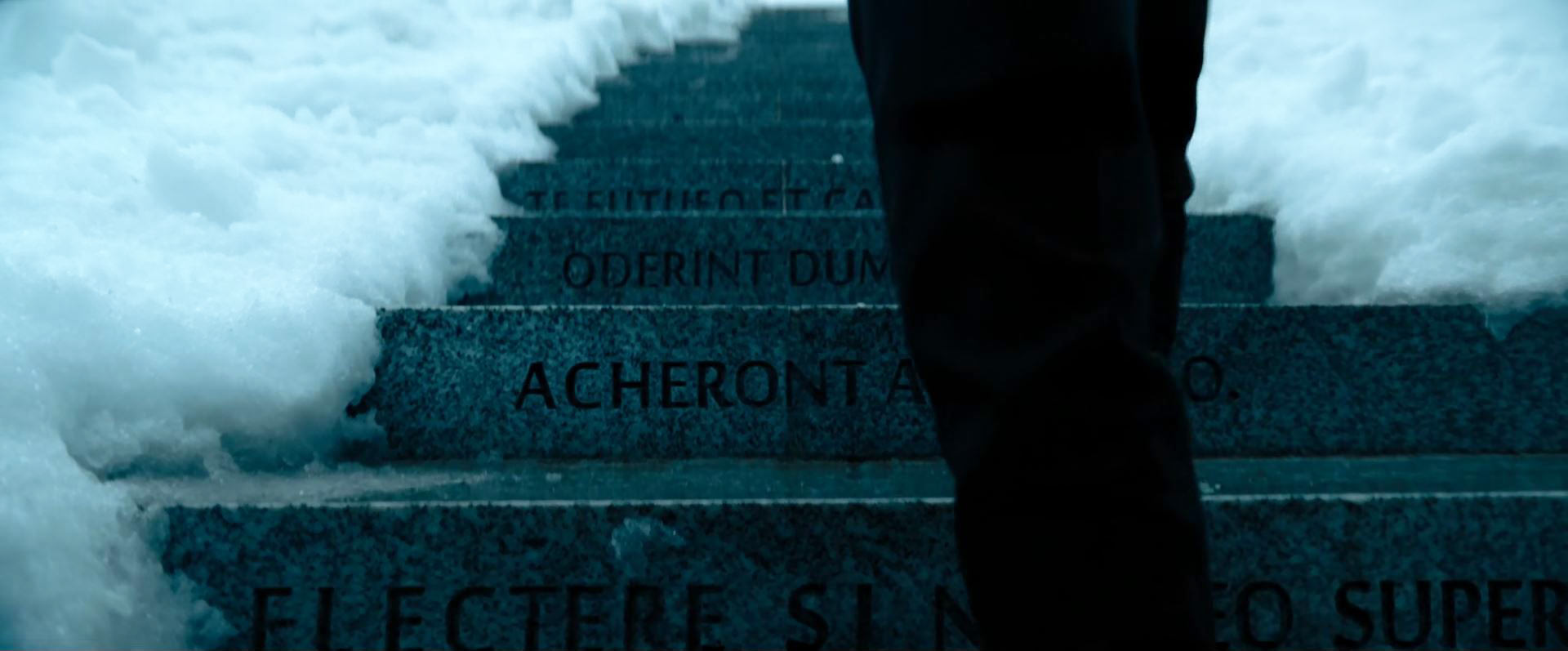 جملات لاتین روی پله‌های آرامگاه جان ویک