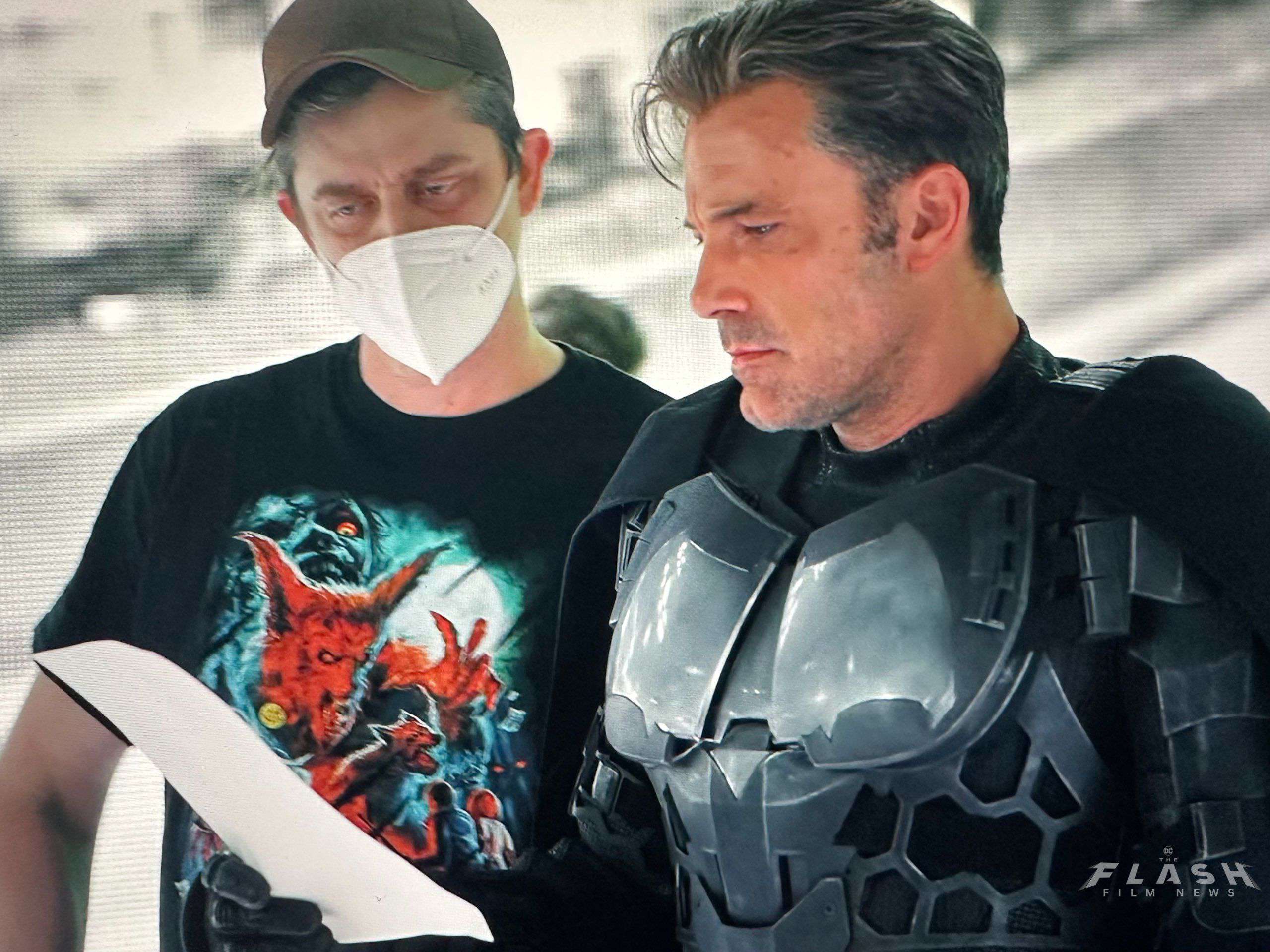 بن افلک در نقش بتمن در حال صحبت با اندی موشیاتی در پشت صحنه سکانس متفاوت پس از پایان فیلم The Flash 