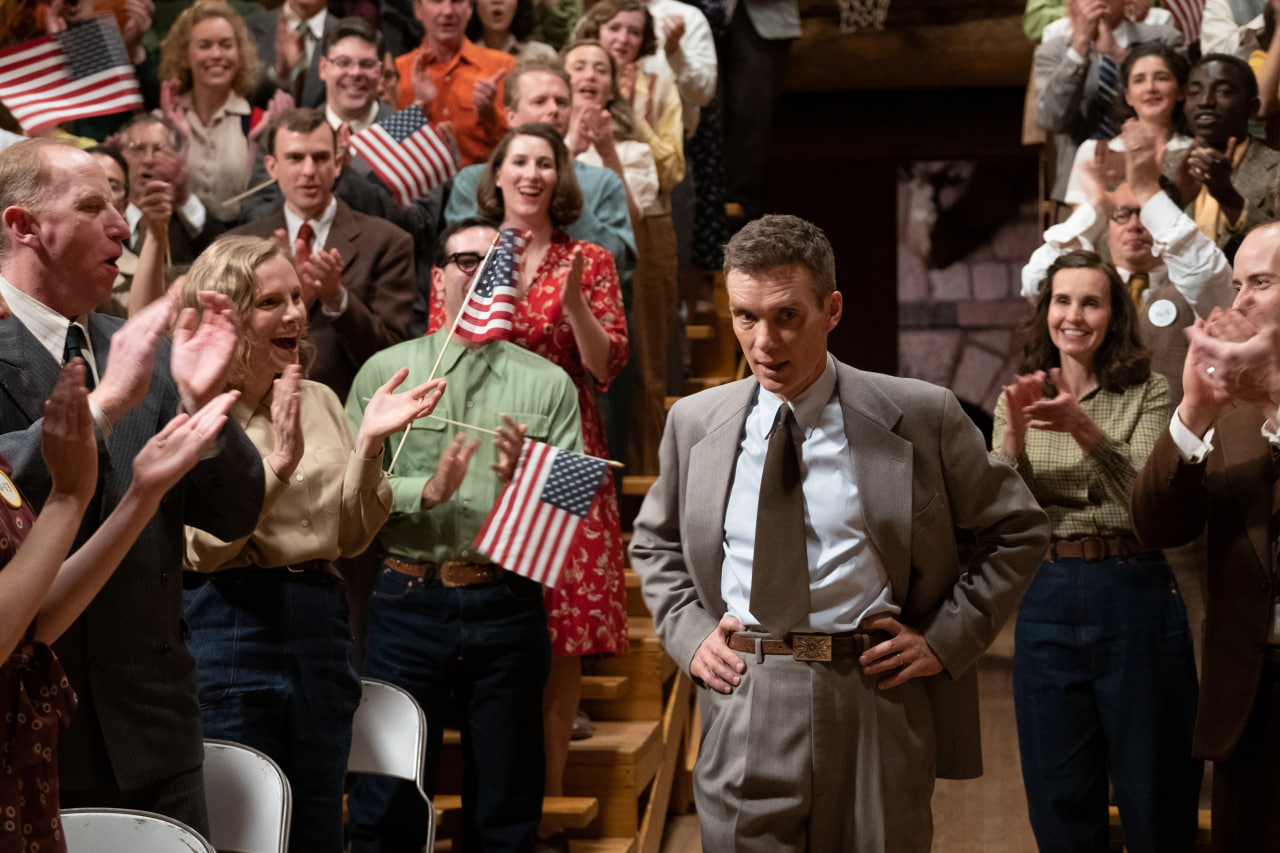 تعداد اشتباه ستاره‌های روی پرچم آمریکا در صحنه پس از پایان جنگ جهانی دوم در فیلم Oppenheimer