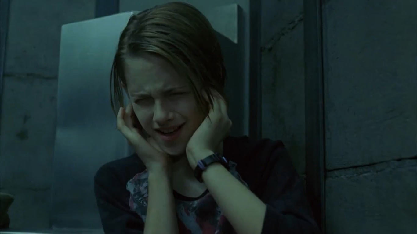 کریستن استوارت در سن دوازده سالگی در فیلم اتاق پناهگاه که ترسیده و گوشهایش را با دست پوشانده