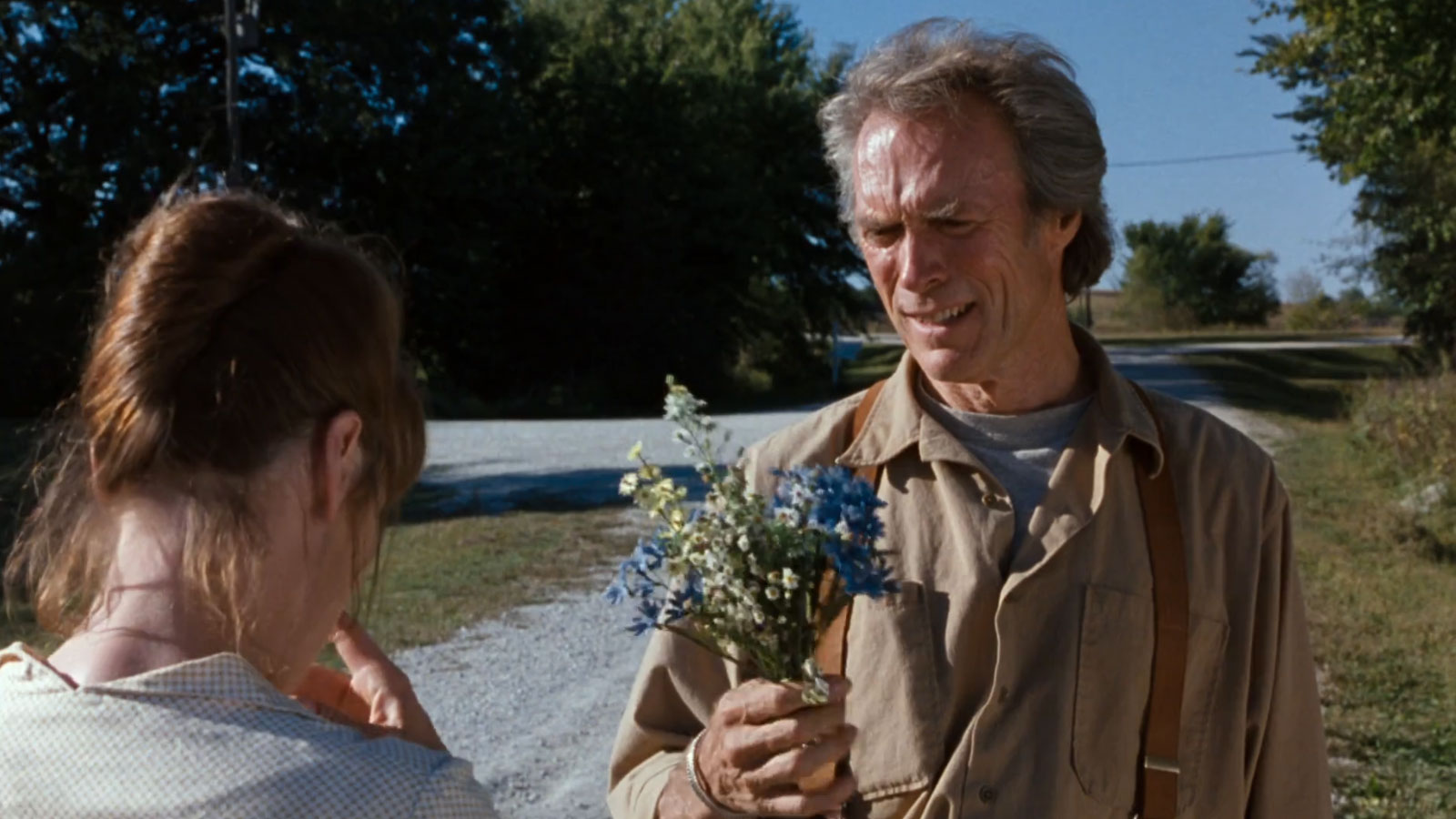 کلینت ایستوود با گل در فیلم The Bridges of Madison County، محصول سال ۱۹۹۵ میلادی