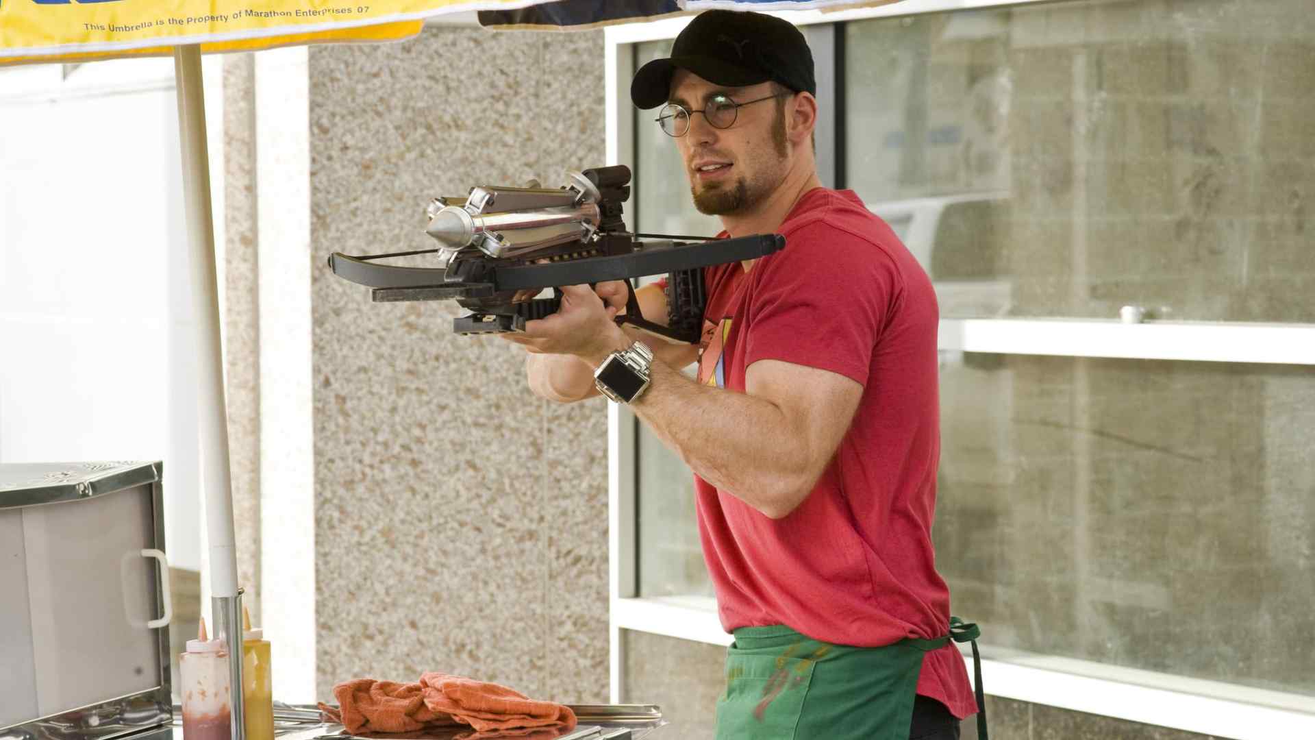 کریس ایوانز به همراه یک اسلحه در فیلم The Losers