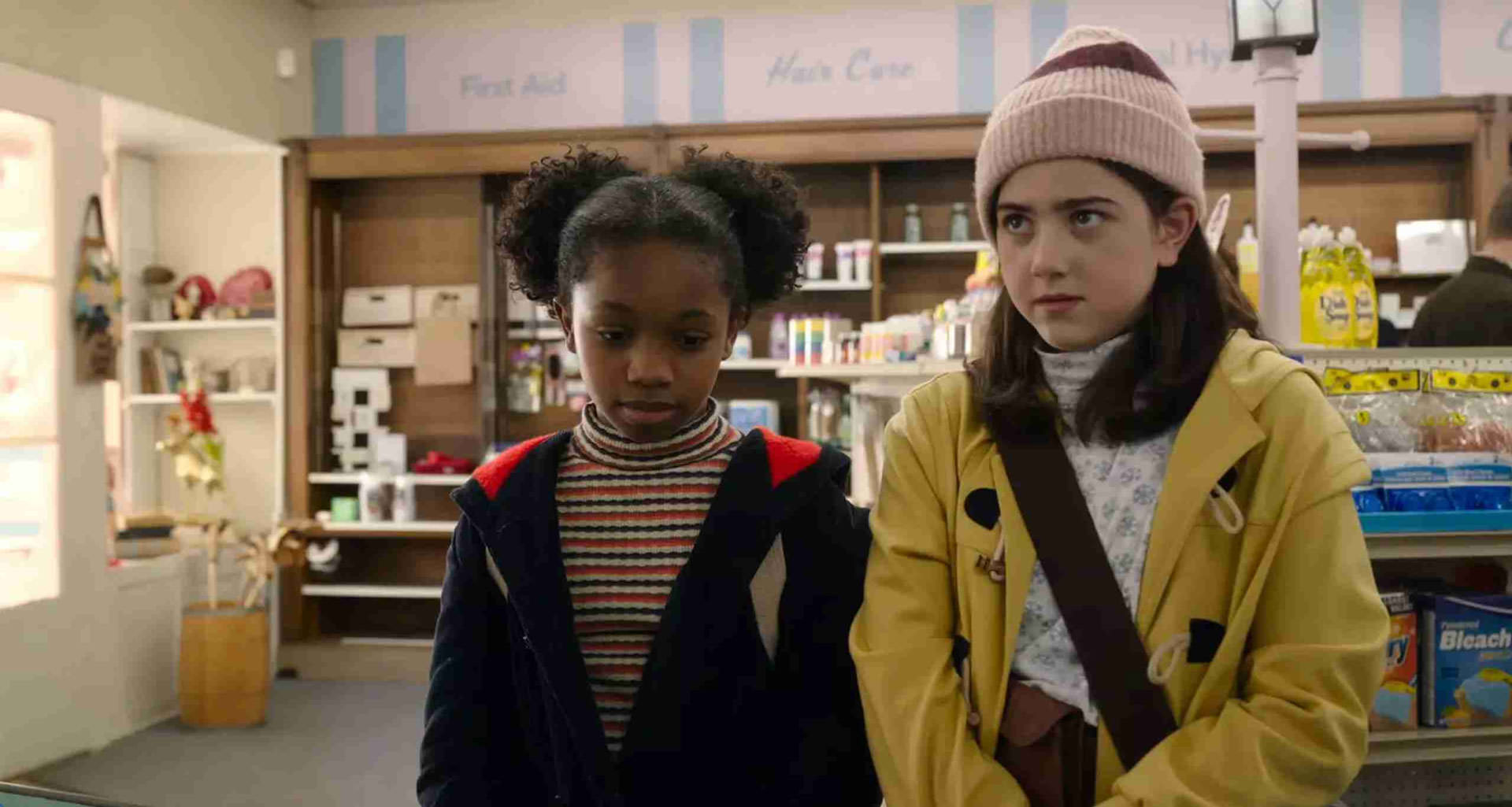 دو دختربچه داخل یک فروشگاه در نمایی از فیلم خدایا هستی؟ منم مارگارت به کارگردانی کلی فرمون کریگ