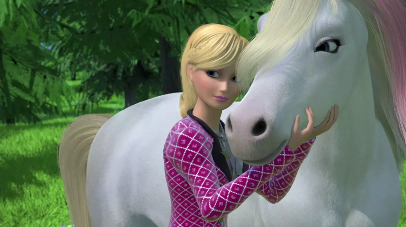 باربی درحال نوازش سر اسب سفید در انیمیشن ماجرای پونی