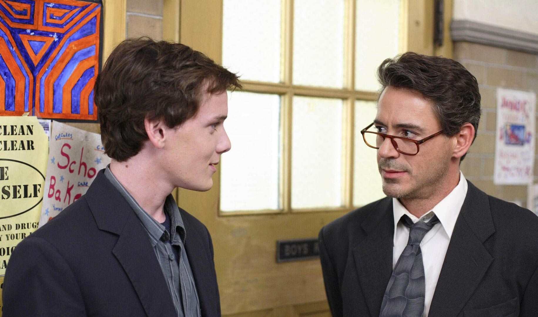 داونی جونیور در نقش مدیر مدرسه از بالای عینک به دانش آموز سرکش با بازی آنتون یلچین نگاه میکند