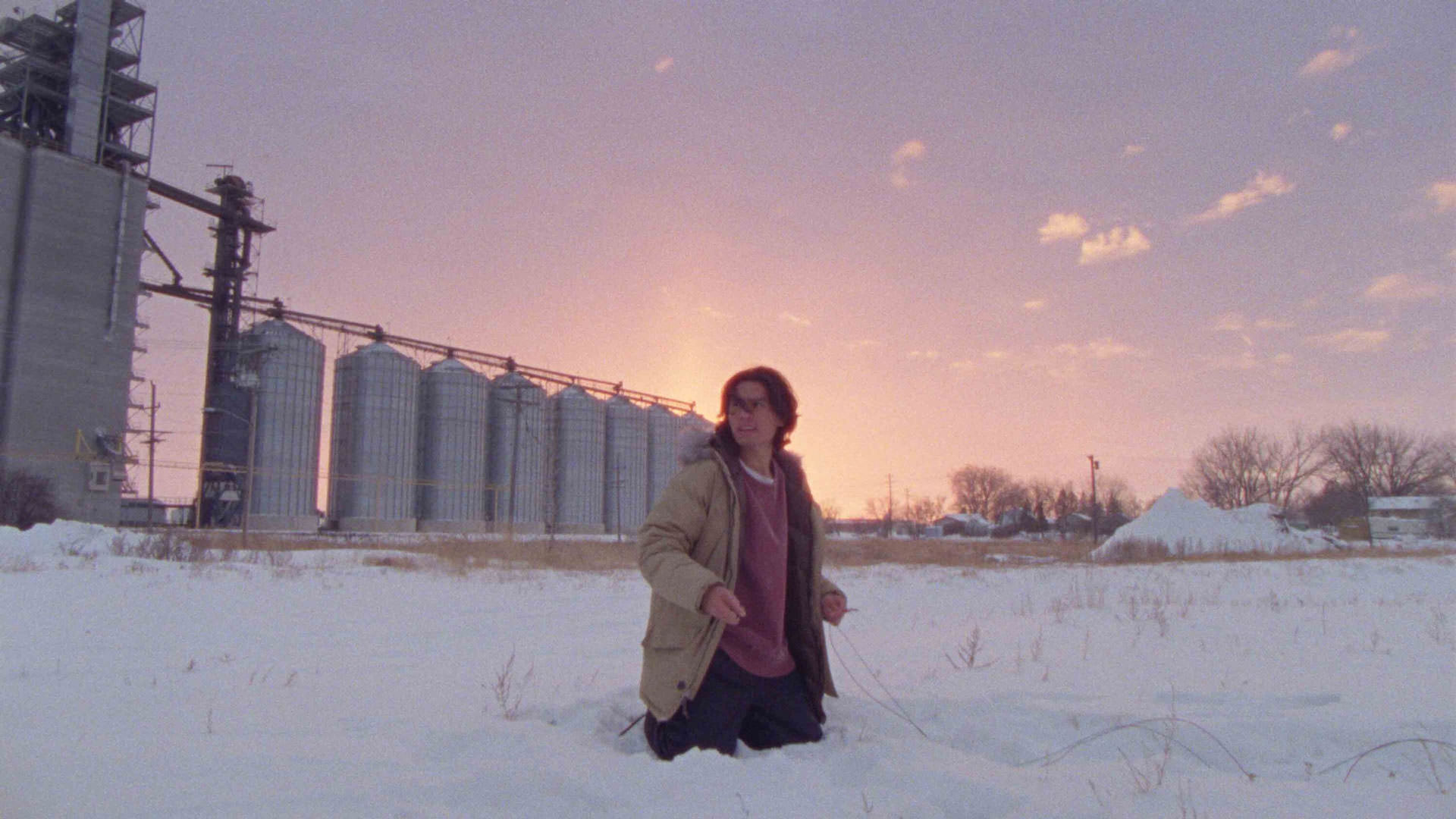 فارست گودلاک تا زانو داخل برف فرو رفته است در نمایی از فیلم چگونه یک خط لوله را منفجر کنیم به کارگردانی دنیل گولدهیبر